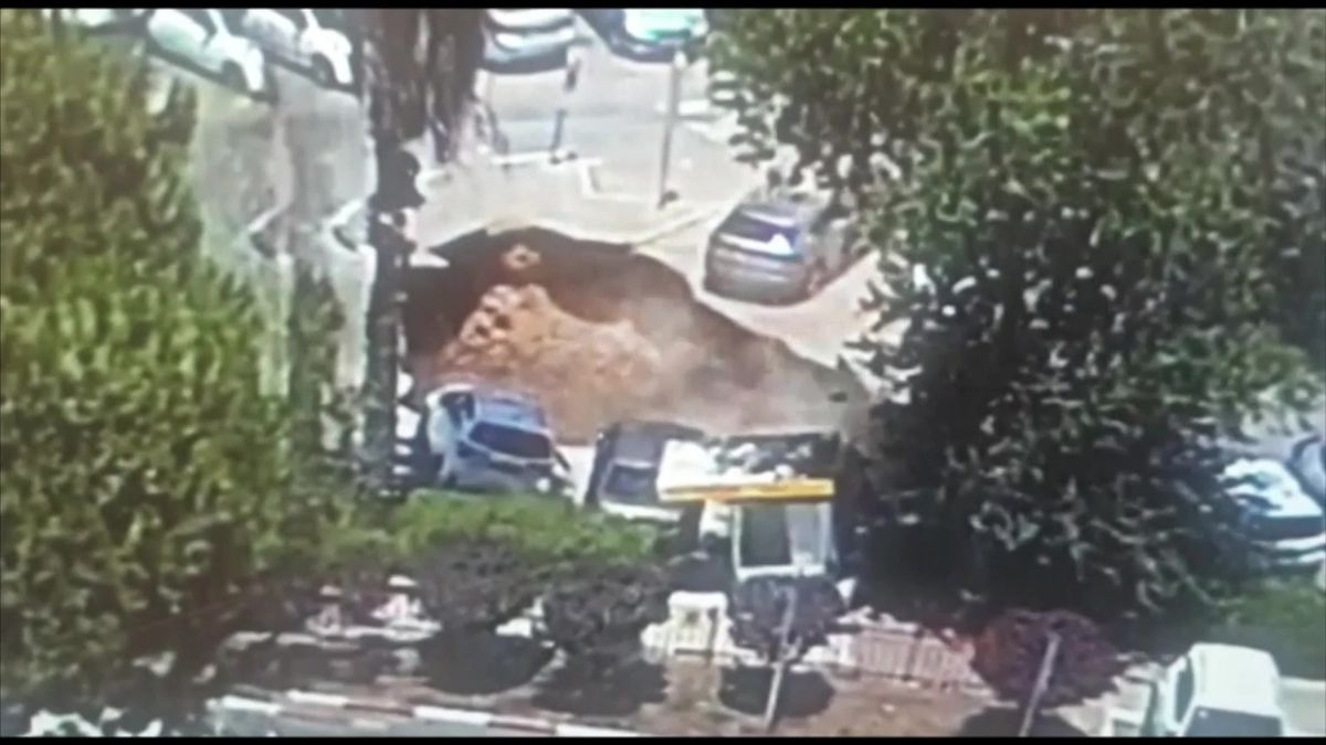Video: Před jeruzalémskou nemocnicí se propadla země, v jámě mizela auta